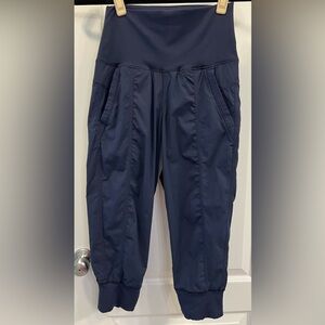 Lululemon Size 4 dance studio crop jogger